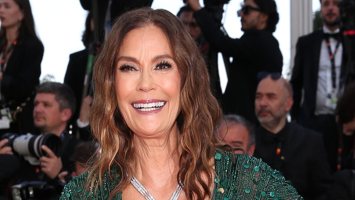 Teri Hatcher, 60, Denies Plastic Surgery Claims Amidst Changing Beauty Standards